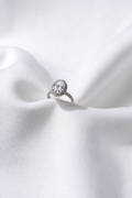 Anillo Oval Cut con Halo de Diamantes