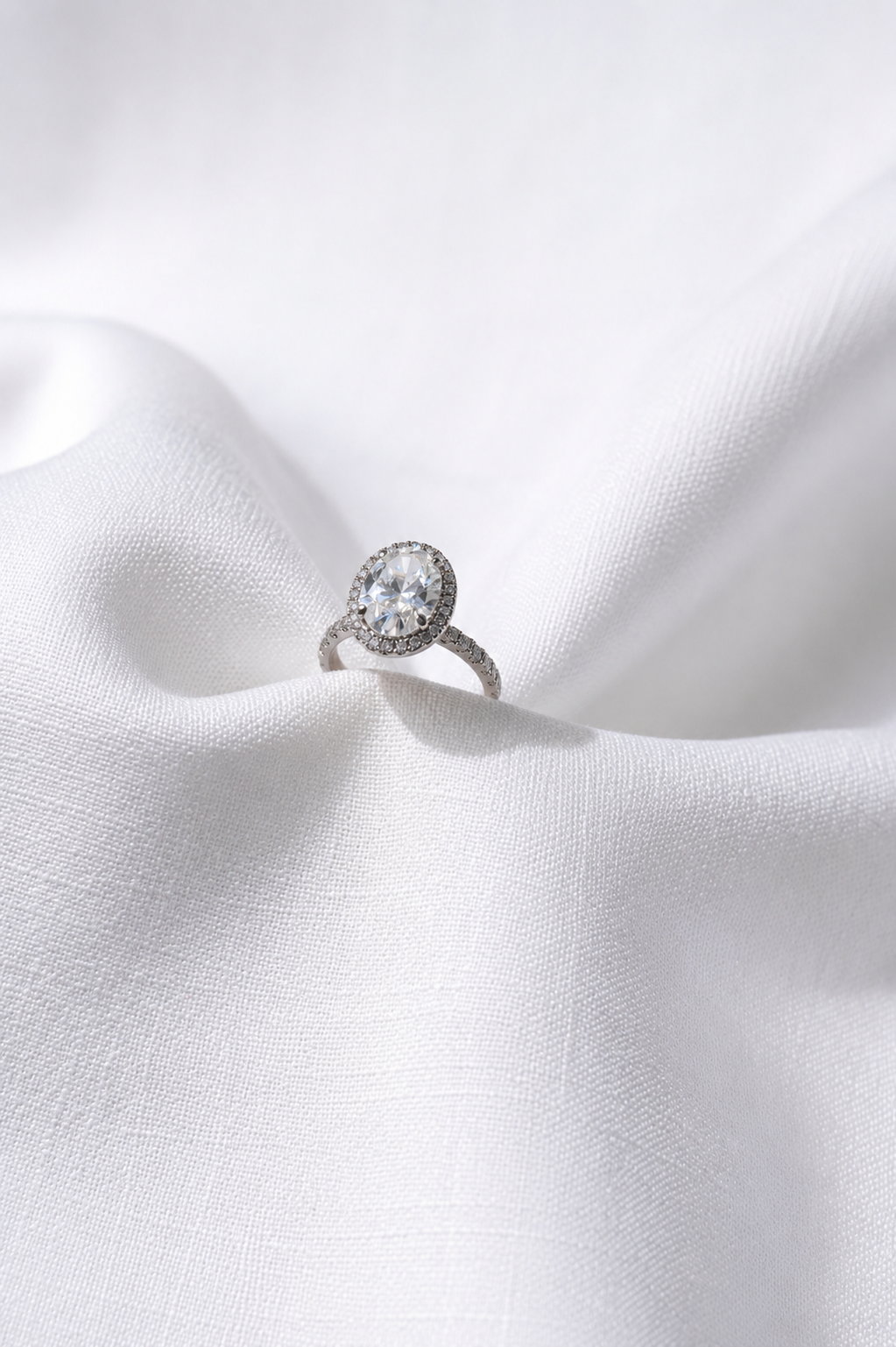 Anillo Oval Cut con Halo de Diamantes